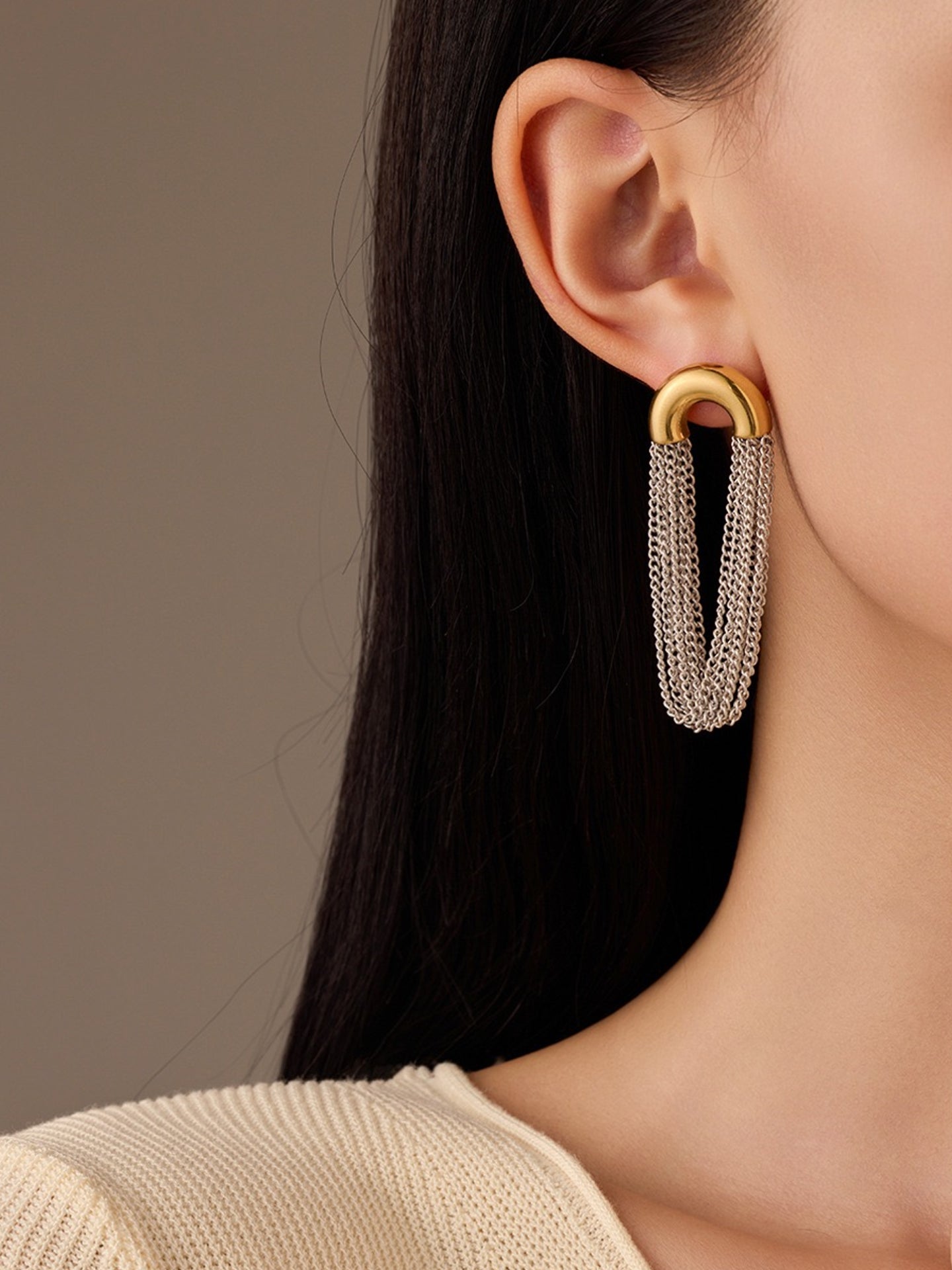 TASSEL C-HOOP EARRINGS
