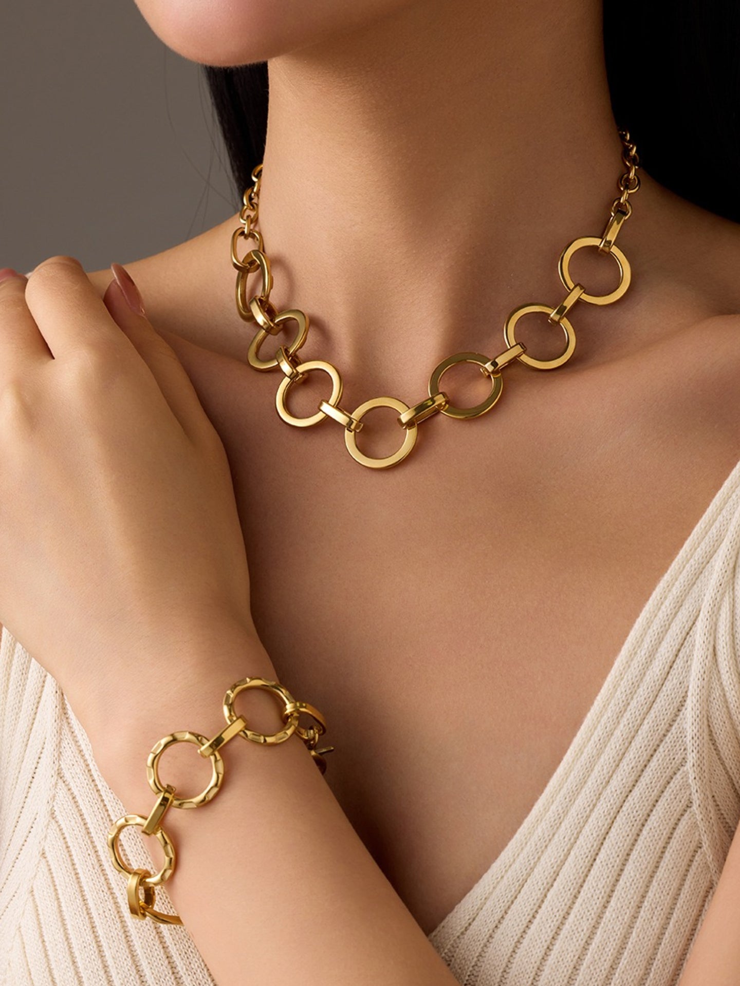 STATEMENT ROUND NECKLACE