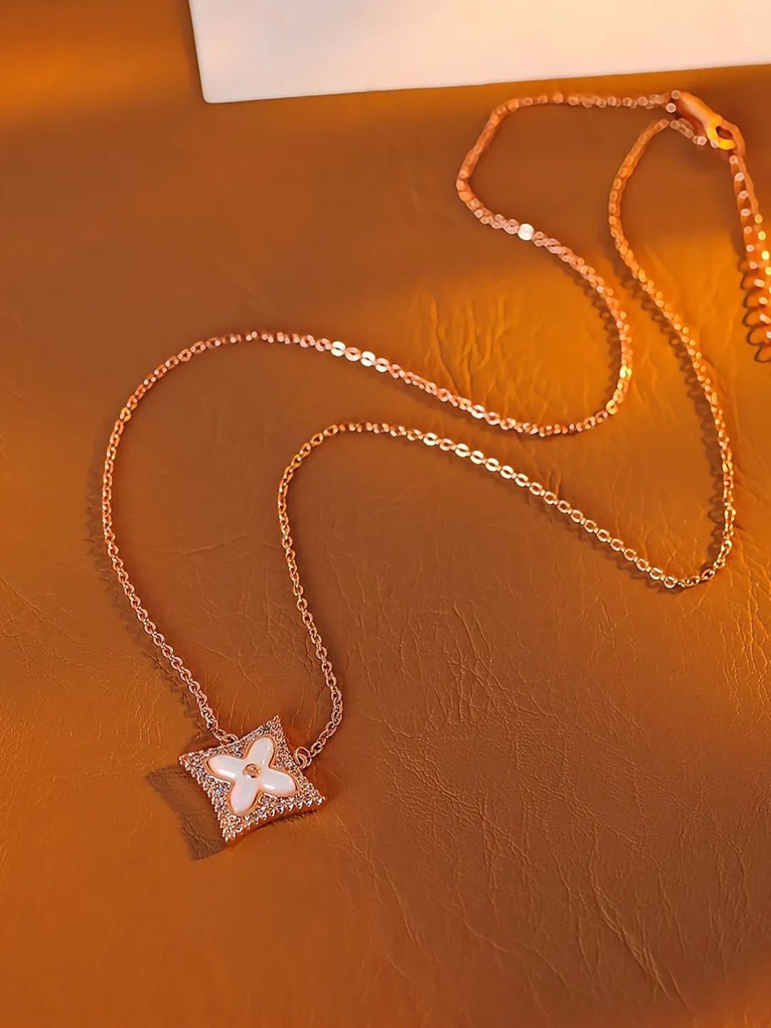 CLOVER MOTHER-OF-PEARL NECKLACE