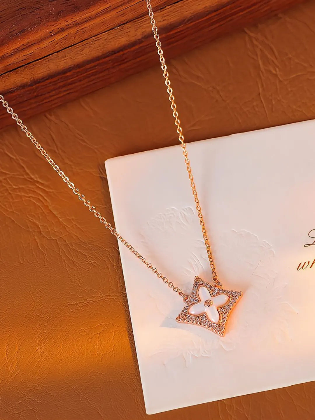 CLOVER MOTHER-OF-PEARL NECKLACE