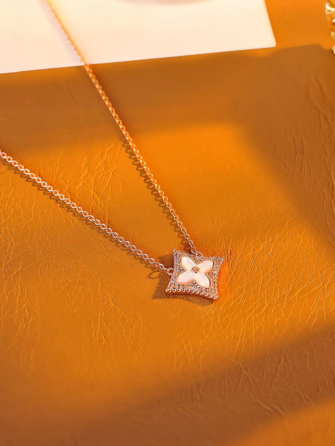 CLOVER MOTHER-OF-PEARL NECKLACE