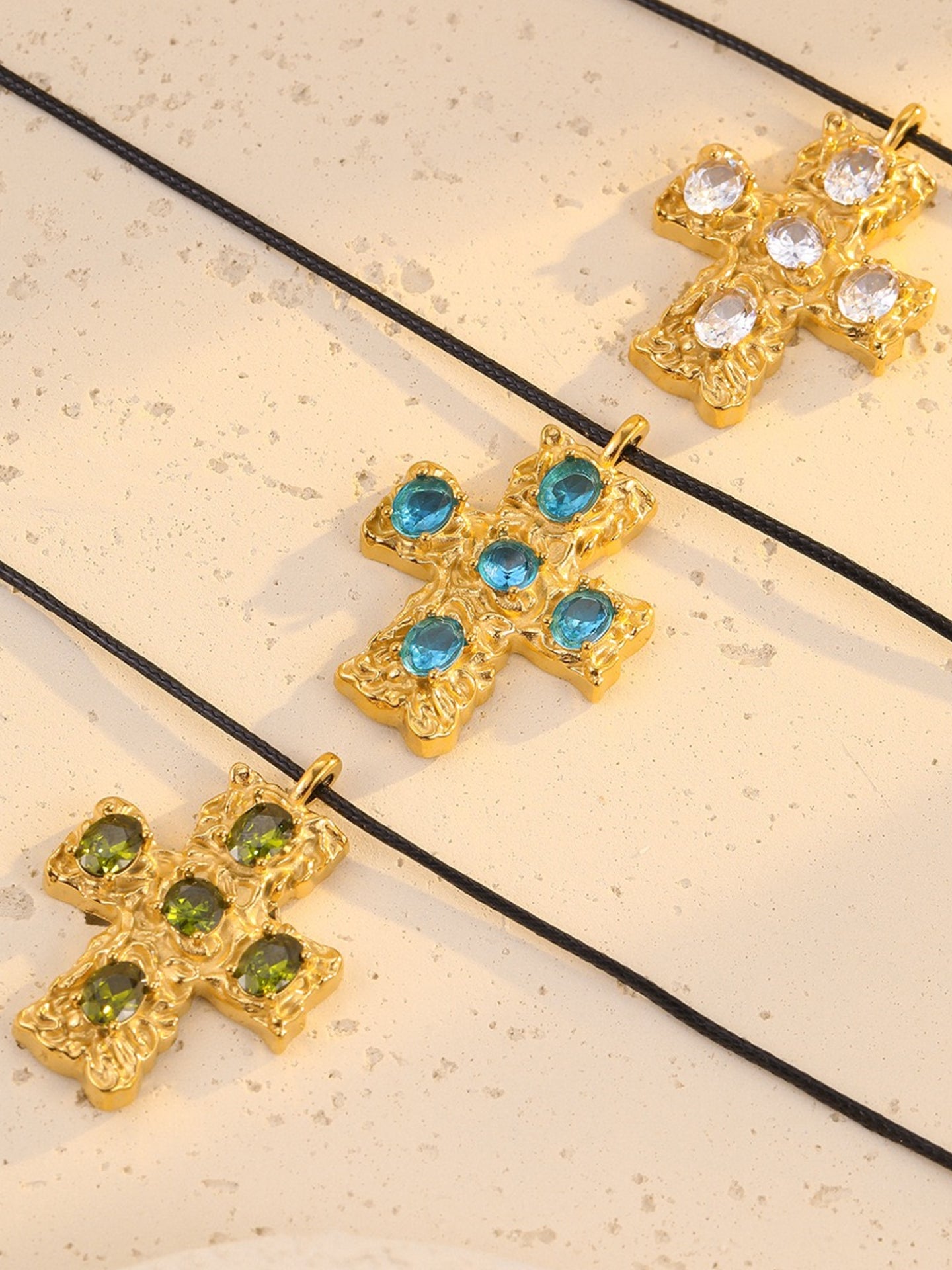 Collier croix en corde de cuir