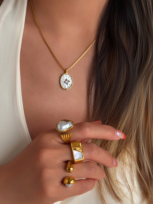 SHELL PENDANT NECKLACE
