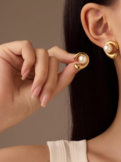 C-SHAPED SHELL PEARL EARRINGS