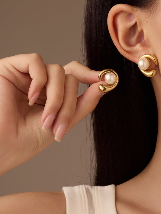 C-SHAPED SHELL PEARL EARRINGS