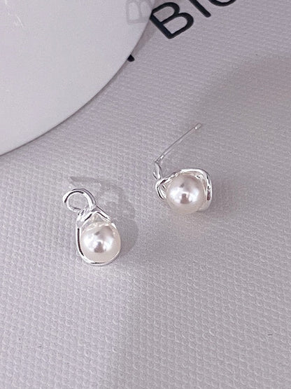 FINE PEARL STUDS