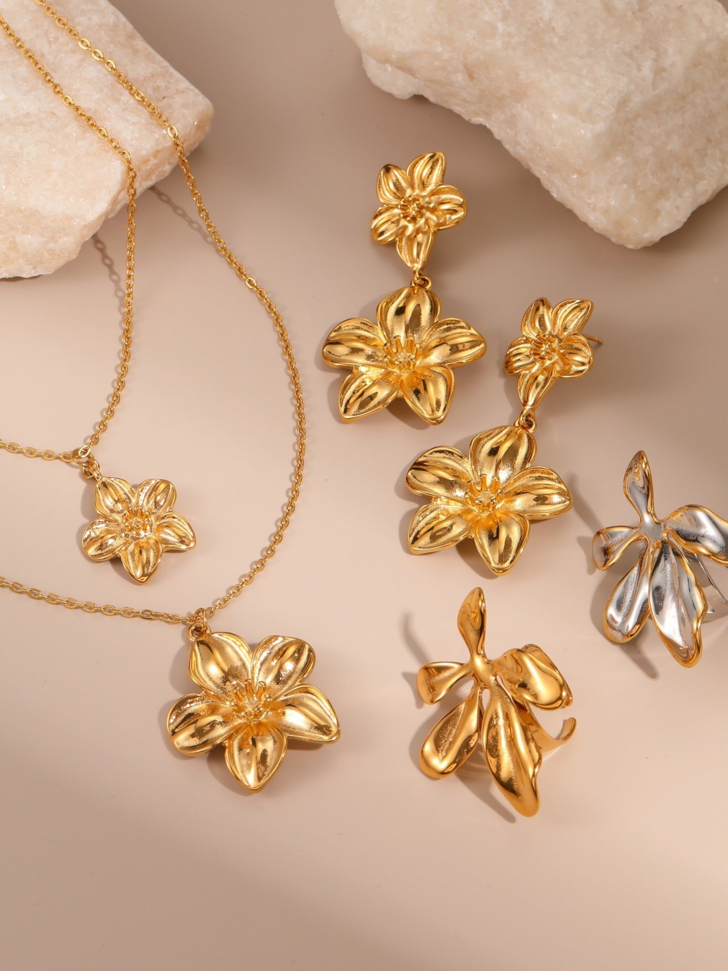 FLORAL NECKLACE