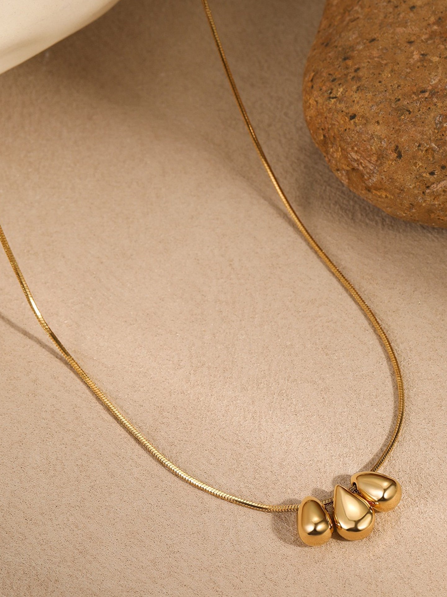 CRYSTAL DROPLET STRAND