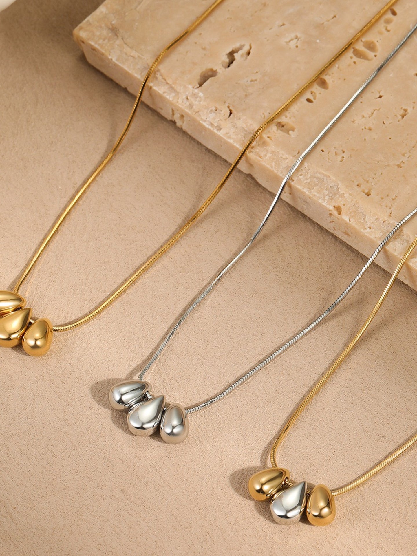 CRYSTAL DROPLET STRAND